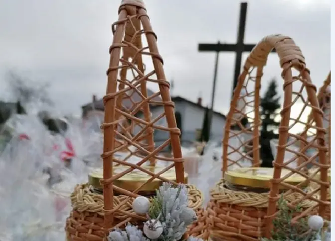 Львів'янка продає баночки на Водохреще, щоб зібрати кошти на лікування доньки зі СМА та онкохворого чоловіка