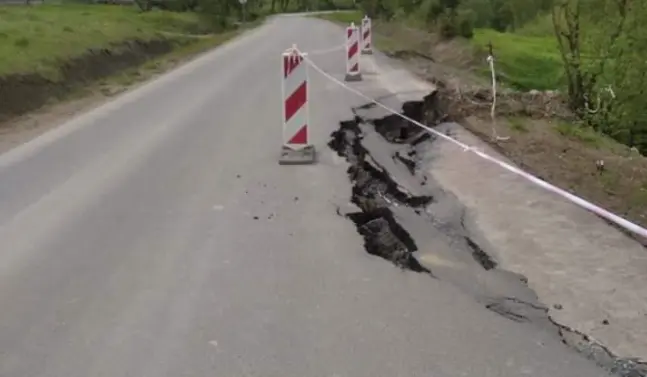 На Львівщині після дощів обвалилася відремонтована дорога Бориня – Боберка