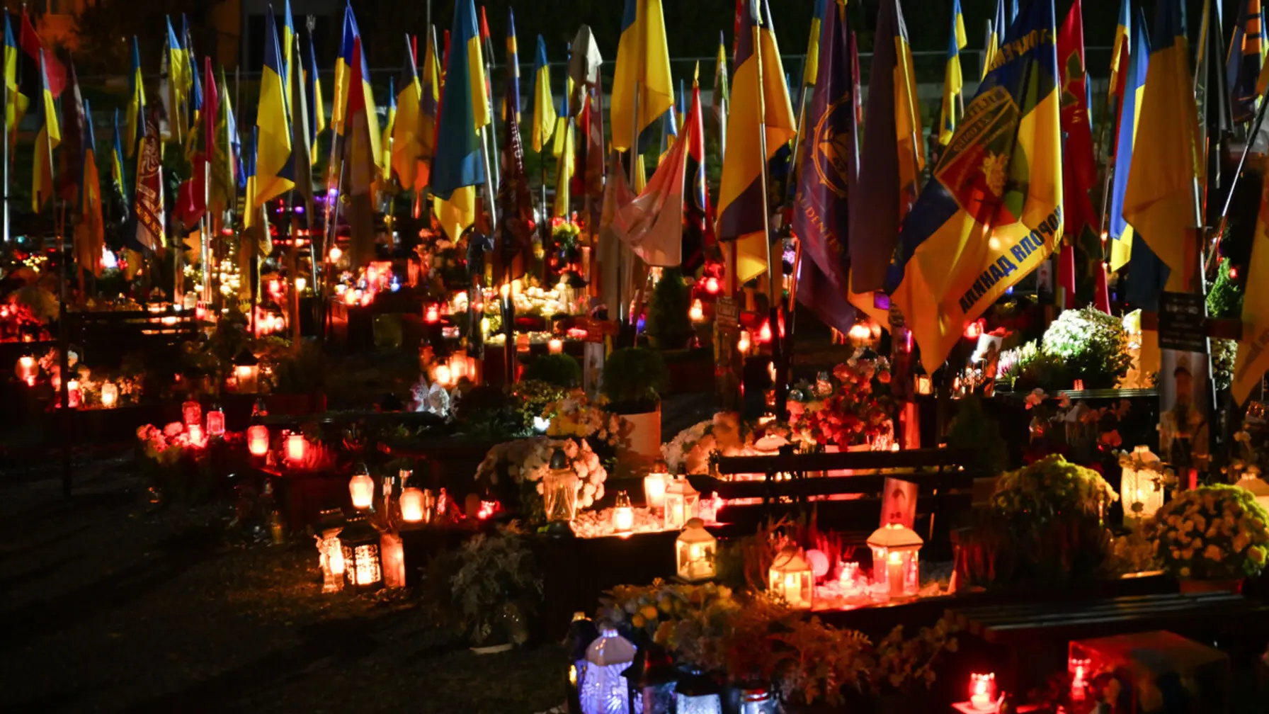 Сьогодні о 17:30 на міських кладовищах одночасно спалахнуть сотні лампадок.