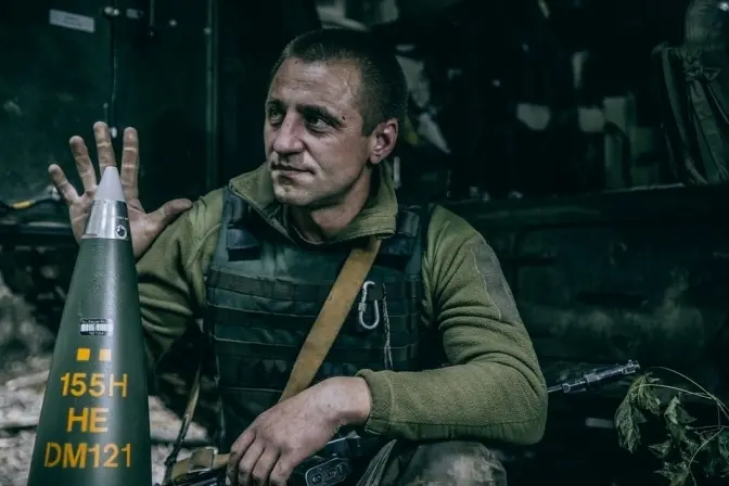 Український артилерист зі снарядом / Фото: Юлія Кочетова, Ukraїner
