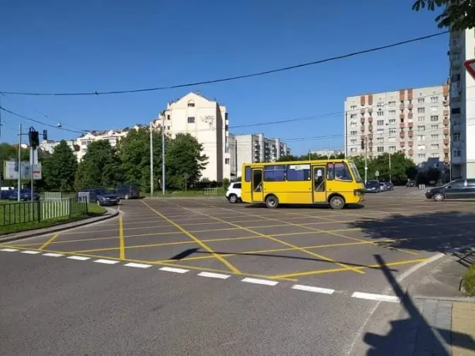 На вулиці Кульпарківській у Львові нанесли «розмітку-вафельницю». Фото