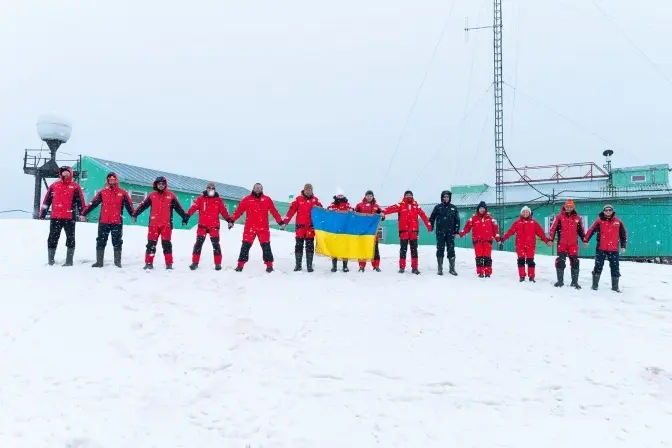 На честь Дня Соборності українські полярники в Антарктиді створили живий ланцюг єдності
