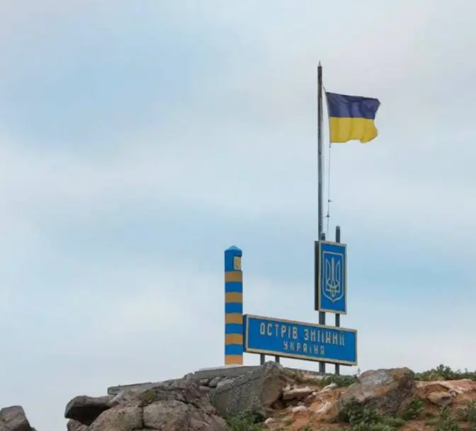 На острові Зміїному замайорів український прапор. Військову операцію завершили
