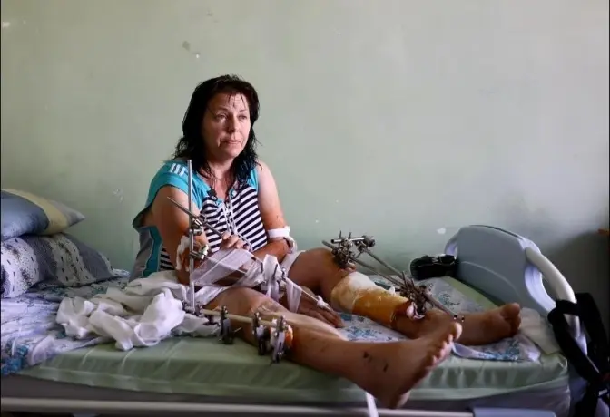 У Львові рятують жінку, яку засипало землею у 5-метровій вирві після вибуху ракети