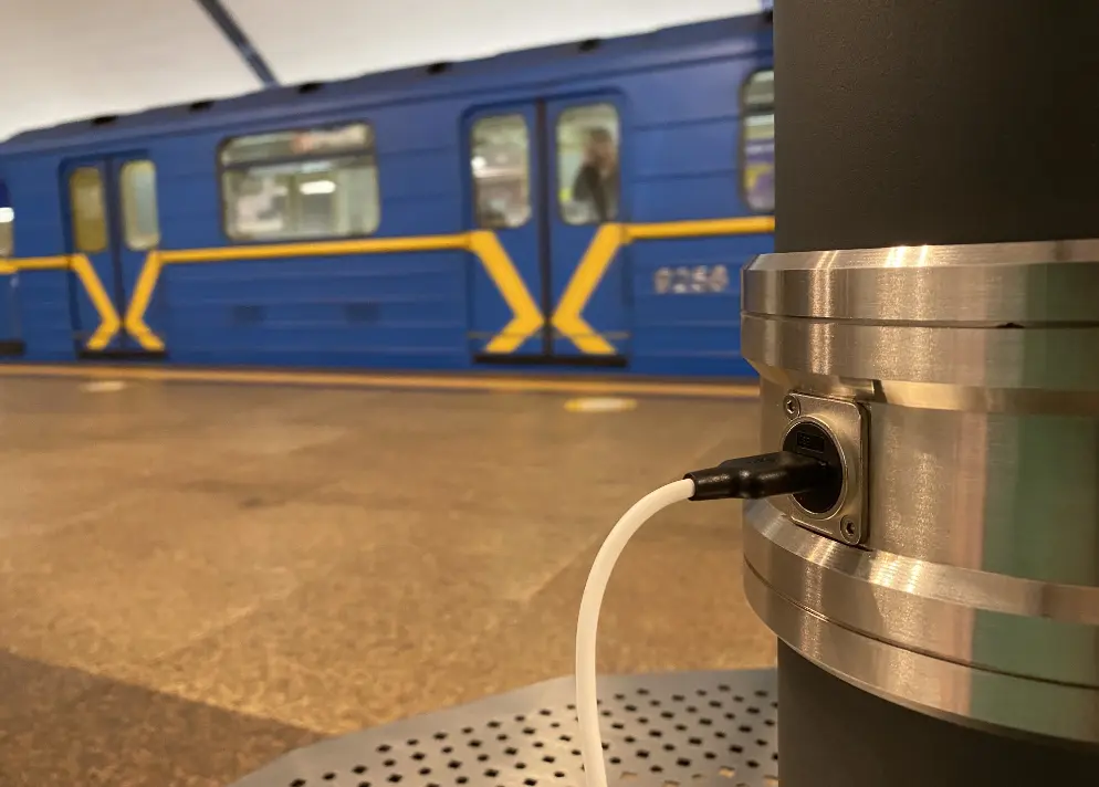 У київському метро облаштували точки з USB-зарядками