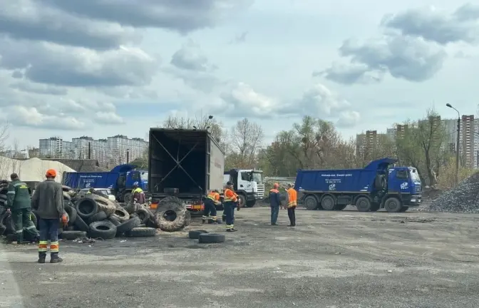 З дворів київської Дарниці вивезли понад 800 шин
