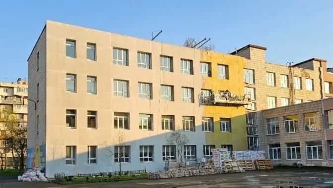 У Дніпровському районі Києва утеплюють фасади двох навчальних закладів