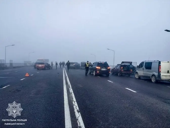 У Львові зіштовхнулися близько 27 автомобілів. Є ускладнення в русі. Оновлено