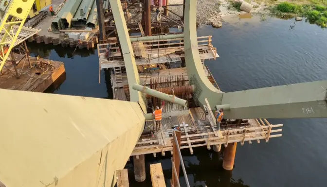 Як відбувається будівництво мосту-хвилі на Оболонський острів. Фото