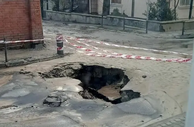 Через прорив труби на вулиці Шумського утворилося провалля. Де немає води