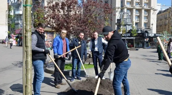 На Майдані Незалежності висадили Алею міжнародної підтримки України