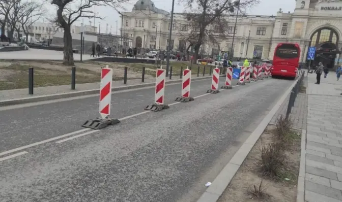 На площі Двірцевій у Львові встановили делінеатори