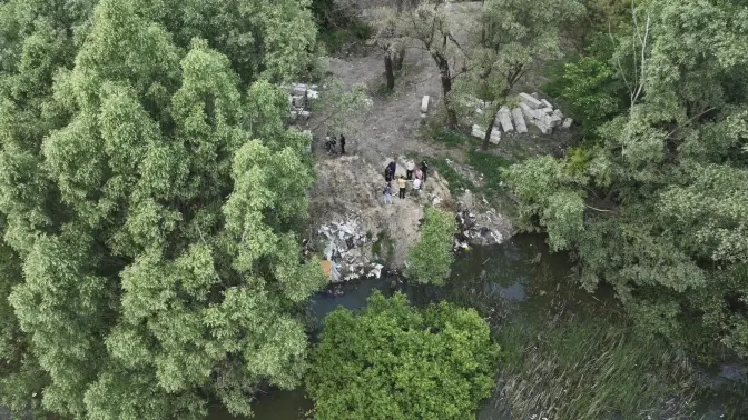 Чиновники відреагували на скарги киян щодо засміченості озера біля станції метро «Лісова»