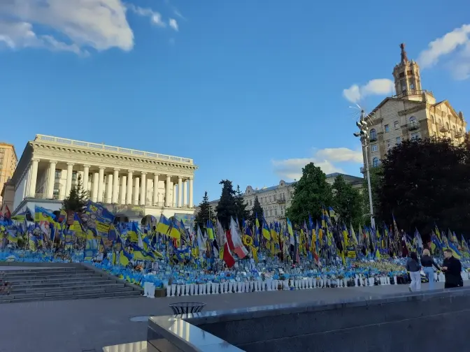 Зупинку транспорту біля меморіалу на Майдані Незалежності перенесли — тепер вона біля повороту на Городецького