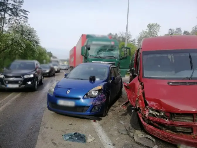 Водій заснув за кермом. Під Києвом сталося зіткнення 6 автомобілів