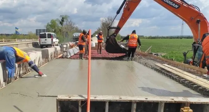 На Львівщині розпочали ремонтувати аварійний міст. Організовано реверсивний рух