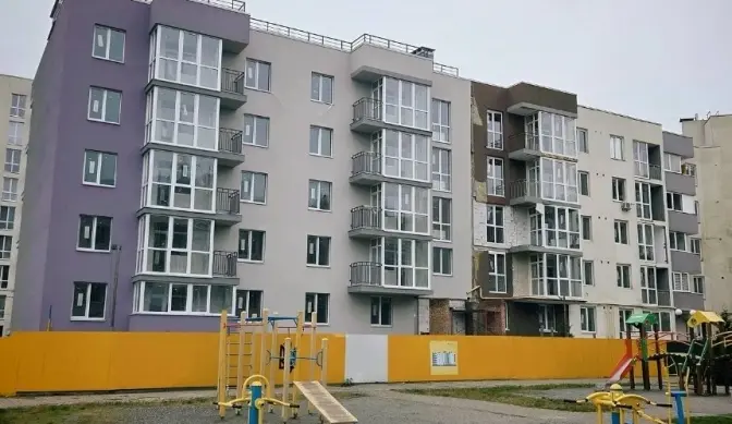 У Бучі триває відбудова будинку, пошкодженого обстрілами