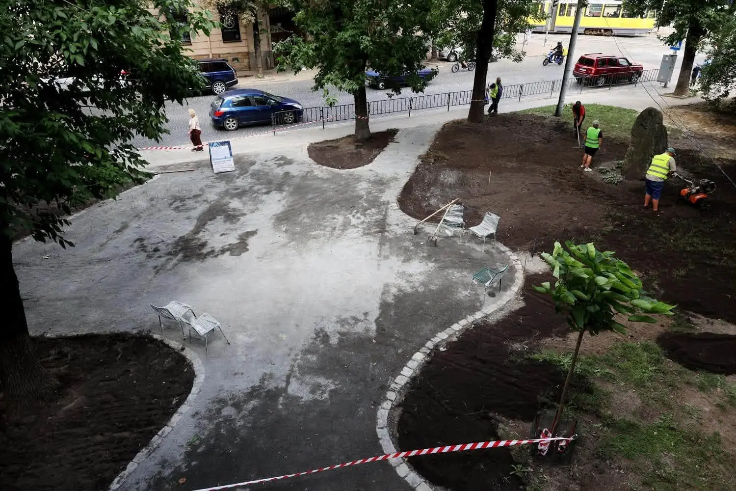 У Львові оновлюють сквер ім. Леоніда Штейна на вул. Князя Романа / фото: Андрій Москаленко