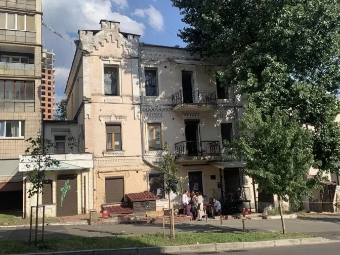 Біля «Будинку з комахами» відновили будівельні роботи