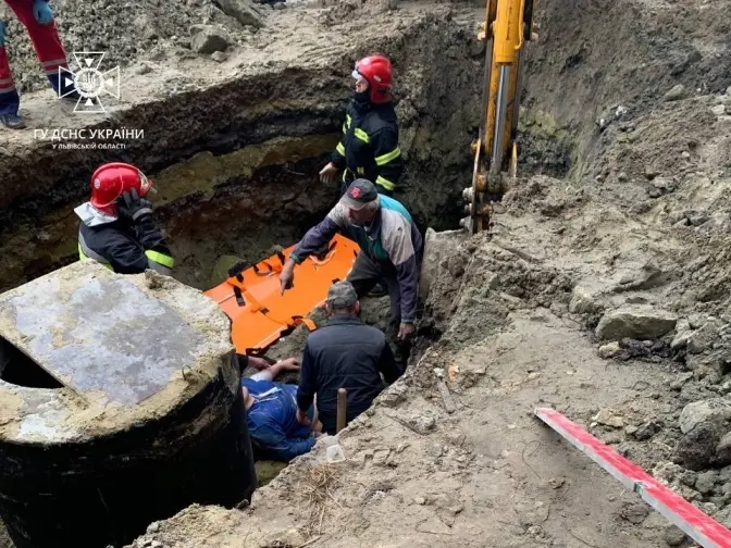 На Львівщині на 22-річного чоловіка впала бетонна плита