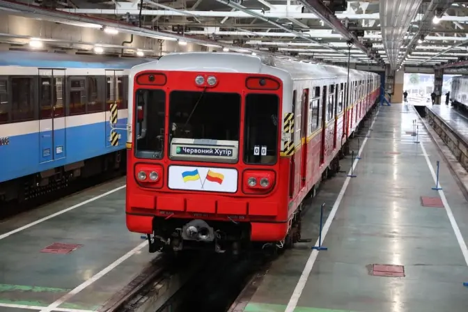 На зелену гілку метро вийшов третій поїзд із польських вагонів