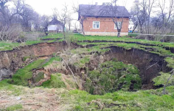 На Львівщині утворилося карстове провалля на 23 метри