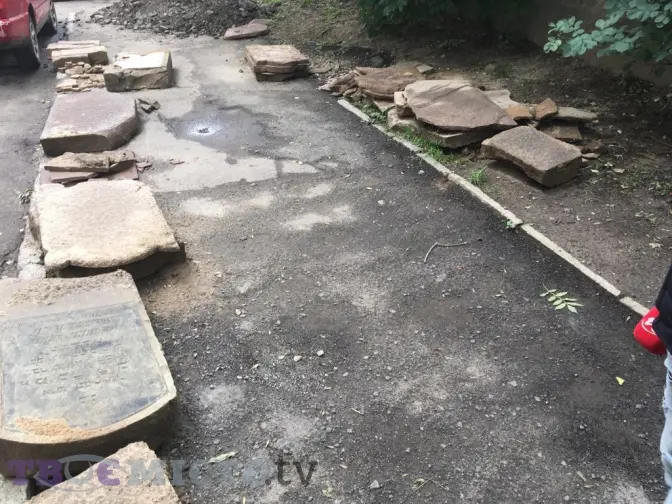 Львів'ян просять допомогти демонтувати єврейські плити на вулиці Барвінок