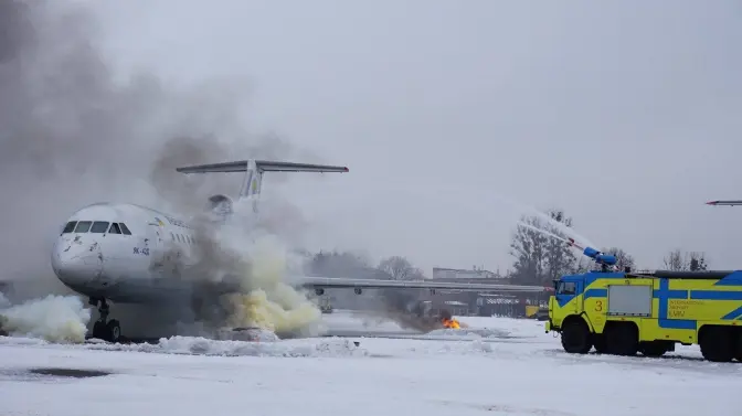 У львівському аеропорту – навчання з аварійної посадки літака. Відео, фото