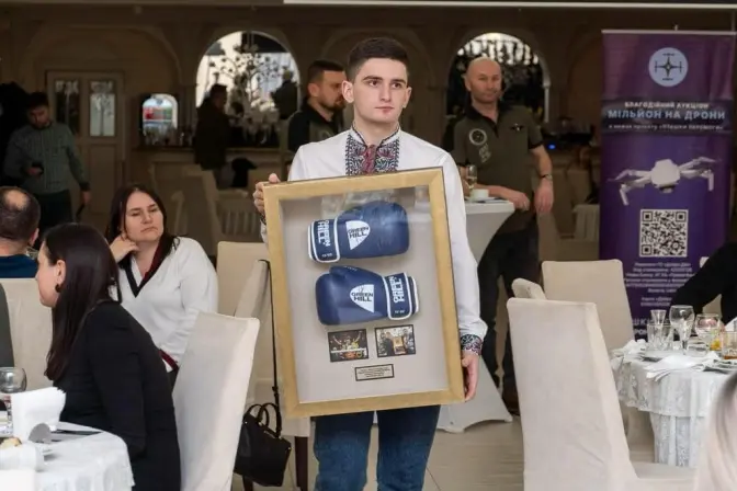 На Львівщині на благодійному аукціоні продали боксерські рукавички Усика