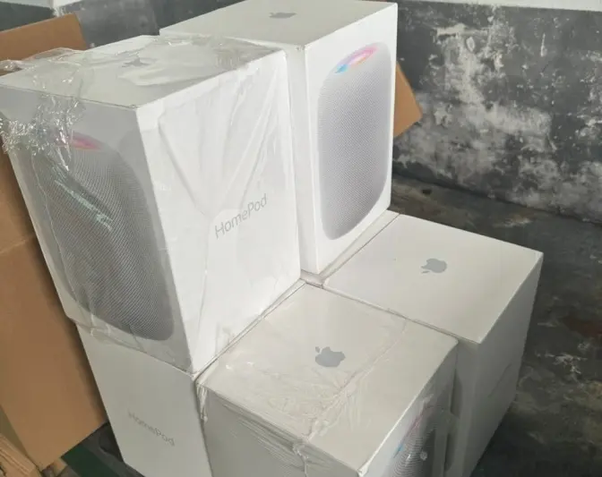 Понад 300 одиниць косметики та шість колонок Apple. Мешканець Львівщини зізнався у контрабанді