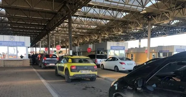 На кордоні з Польщею зупинилось майже 600 автомобілів. Де найбільше