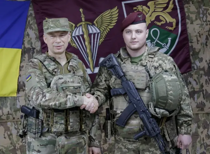 Головнокомандувач Сирський вручив захиснику зі Львівщини почесну нагороду