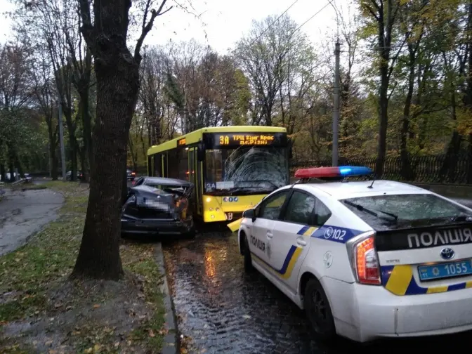 Поліція Львова шукає водія, який в’їхав у заповнений автобус №3а та втік. Фото