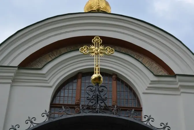 На центральний вхід Софійського собору повернули відреставрований хрест