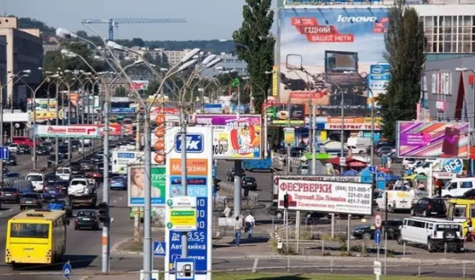 На сайті Київради з’явилась петиція проти гігантських рекламних банерів на весь фасад