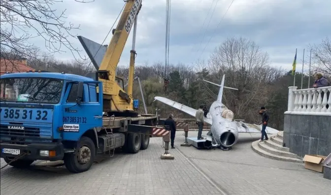 З території школи на Печерську в Києві прибрали радянський літак