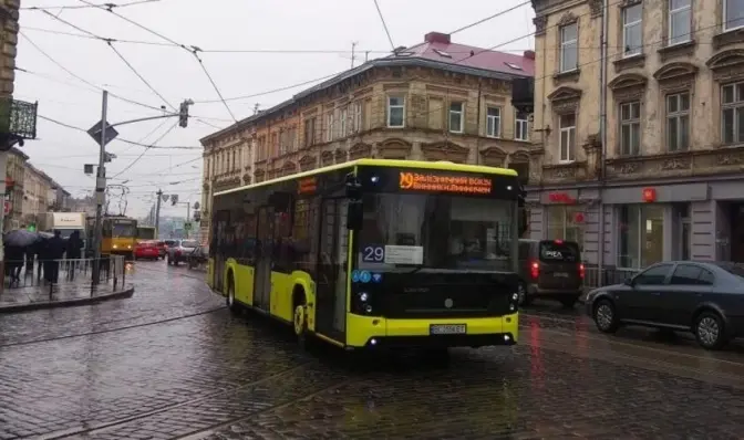У Львові невідомі розклеїли на автобуси наліпки зі словами «тут не поважають військових»