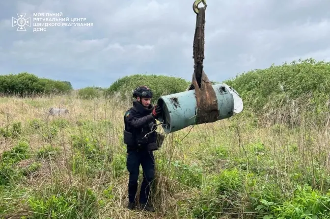 У полі на Київщині знайшли бойову частину крилатої російської ракети Х-101