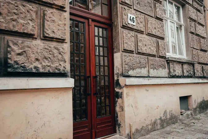 Біля парку Знесіння відновили столітню браму. Фото