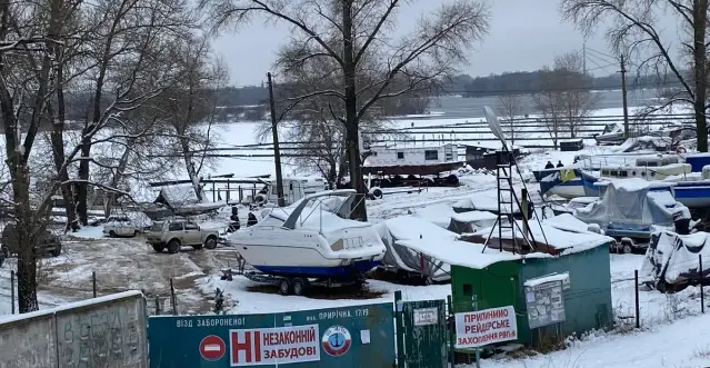 Суд зобов’язав човникову станцію на Оболоні звільнити, зайняту нею територію на вулиці Прирічній