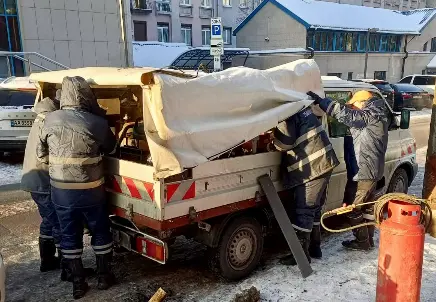 Львівські комунальники допомагають Києву відновлювати тепло та електрику після російських атак