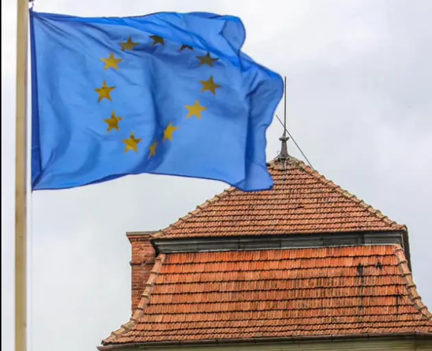 Фото дня. Поблизу Львова над знаковими об’єктами підняли прапори Євросоюзу