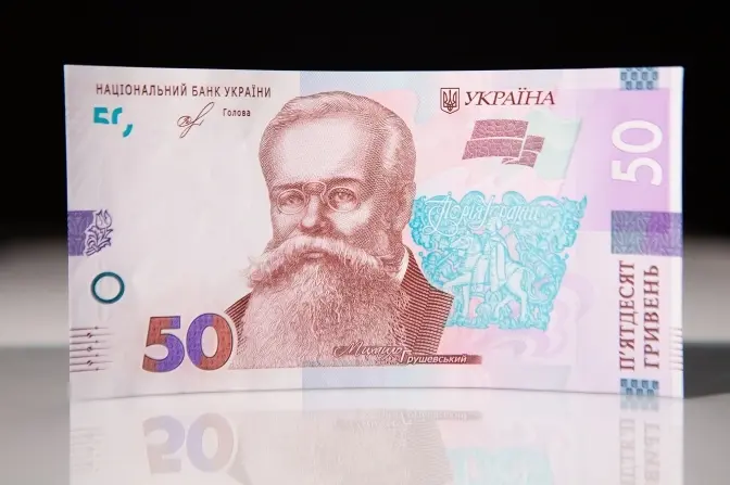 В Україні ввели в обіг оновлену 50-гривневу банкноту та монету 5 гривень. Фото
