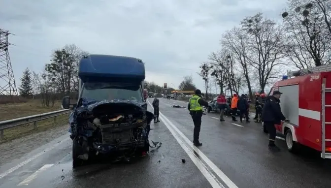 Унаслідок ДТП із загиблими на автодорозі Київ – Чоп ускладнений рух транспорту