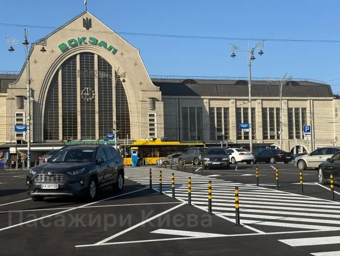 На Вокзальній площі запрацював новий паркінг. Яка вартість
