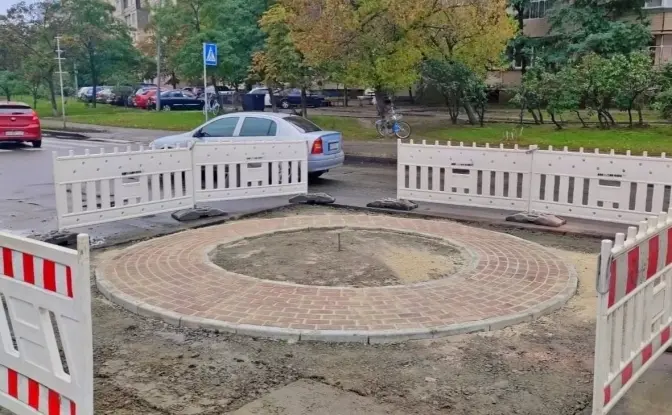 На вулиці Вершигори у Києві створили транспортну кругову розв’язку