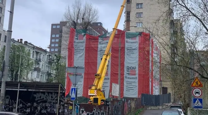 Після демонтажу паркану благоустроєм, будівельники продовжують у «відкриту» розбирати пам'ятку
