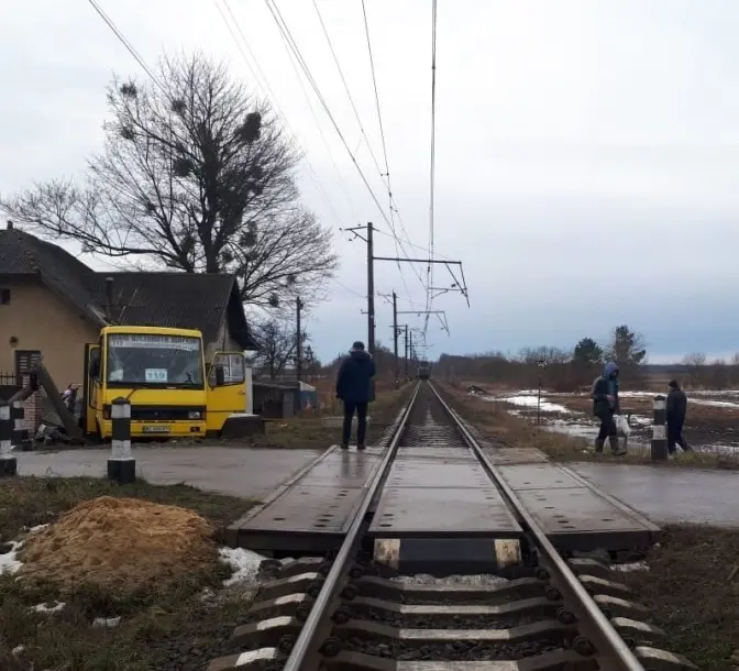 У Львові арештували водія, який, намагаючись проскочити залізничний переїзд, скоїв смертельну ДТП