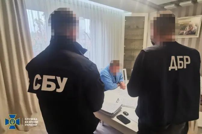 Митник із Львівщини організував безперешкодний виїзд за кордон для себе та знайомих