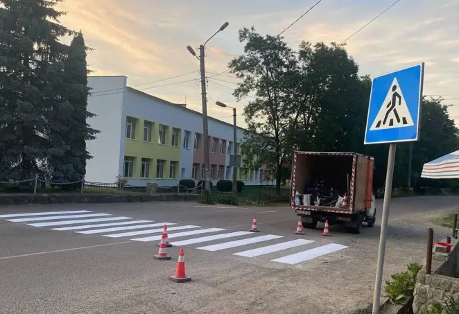 На Львівщині встановлюють дорожні знаки та наносять розмітку. На це виділили 1,5 млн гривень